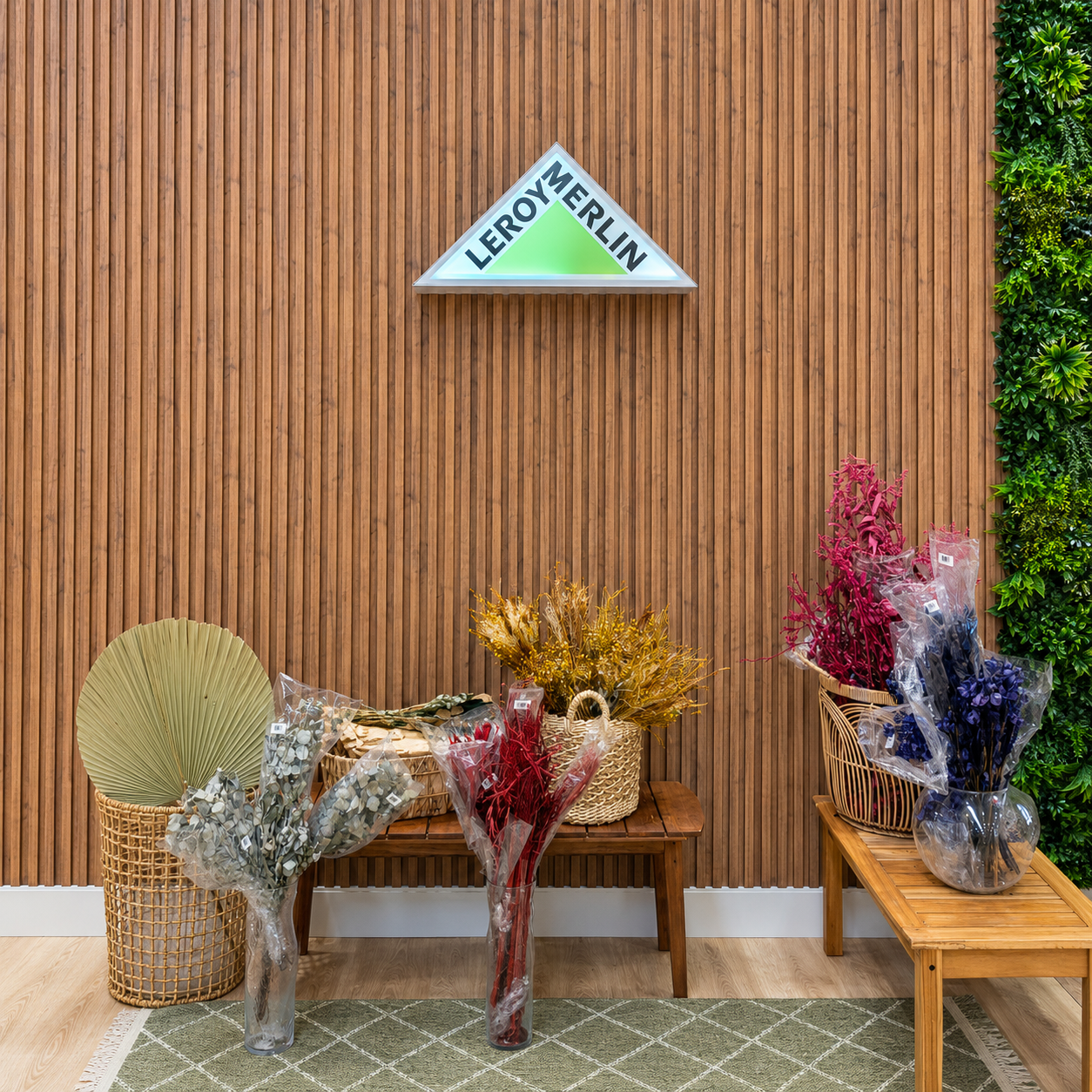 Peça em chapa de aço galvanizada com LED em ambiente decorado